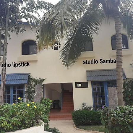 Studio Lipstick ซาลี ปอร์ตูดัล ภายนอก รูปภาพ